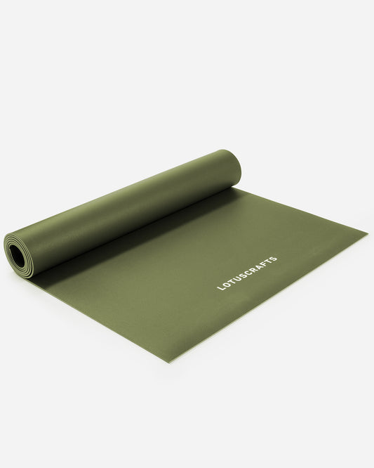 Oil Green - Arise Yogamatte aus Naturkautschuk ausgerollt von oben| Lotuscrafts