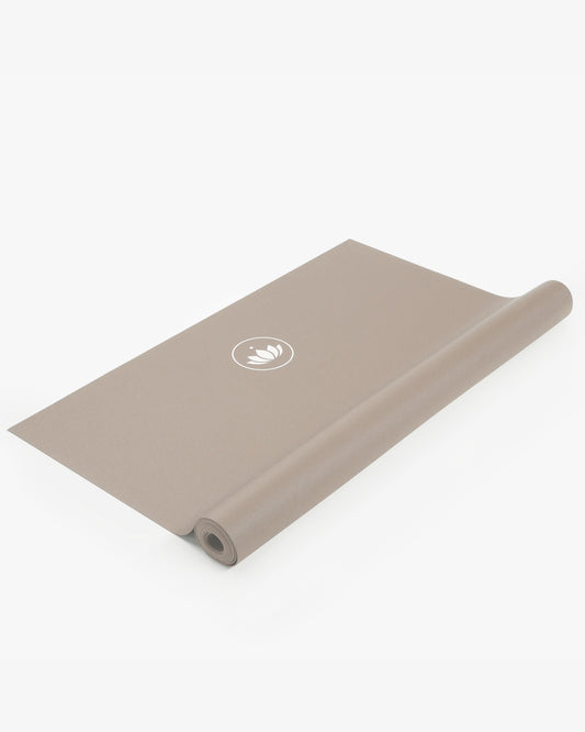 Light Taupe - Arise Travel Yogamatte aus Naturkautschuk halb gerollt | Lotuscrafts